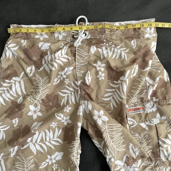 IZOD Men’s XL Hawaiian Print Tan and White 40” X 8.5” Cargo Pocket Swim Trunks - Picture 6 of 10